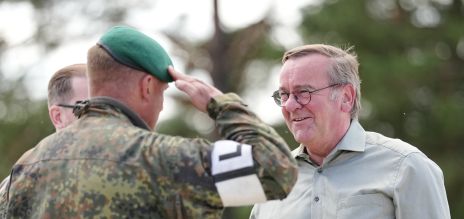 Boris Pistorius, ministro alemán de Defensa, durante su visita a la brigada de blindados alemana en Lituania