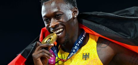 Owen Ansah se réjouit de sa médaille d’or sur 200 mètres aux championnats d’Europe d’athlétisme de Birmingham. 