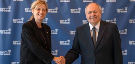 La ministra alemana de Educación, Karin Prien, con Dani Dayan, presidente de Yad Vashem