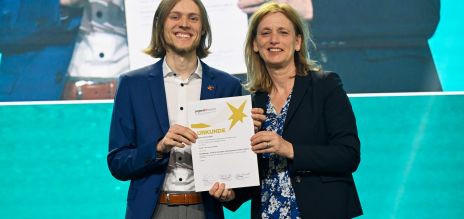 La ministre fédérale de l’Éducation Karin Prien et le lauréat Julian Scharnowski