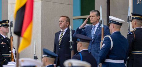 Le ministre allemand de la Défense Pistorius et son homologue américain Hegseth, lors de la réception au Pentagone