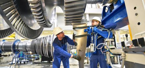 Des ouvriers assemblent et construisent des turbines à gaz dans une usine industrielle moderne
