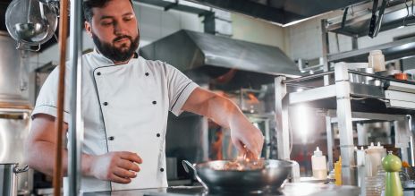 Cocinero con una sartén
