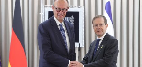 Friedrich Merz (à gauche) et Isaac Herzog 