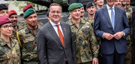 Friedrich Merz (right) and Boris Pistorius with troops in Vilnius