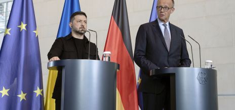 Volodímir Zelenski (izquierda) y Friedrich Merz (imagen de archivo) 