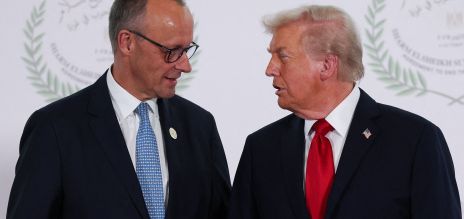 Friedrich Merz (i.) y Donald Trump durante la cumbre celebrada ayer en Sharm el-Sheij  