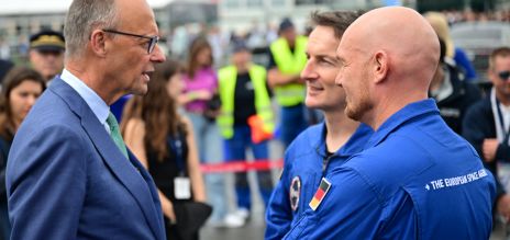 Federal Chancellor Friedrich Merz (left) with the ESA astronauts Matthias Maurer and Alexander Gerst (right) at ILA Berlin 