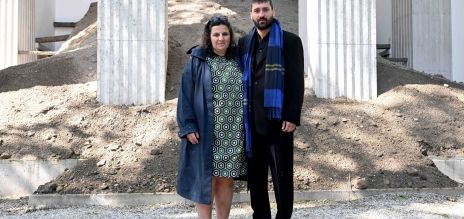 Ersan Mondtag e Çağla Ilk em frente ao Pavilhão Alemão 