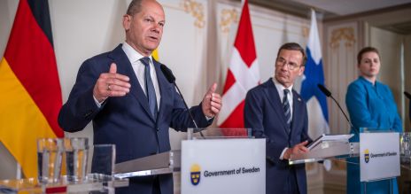 El canciller alemán Scholz (izq.) en una conferencia de prensa con el primer ministro sueco Kristersson y la primera ministra danesa Frederiksen. 