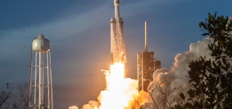 Un cohete despega rumbo al espacio.