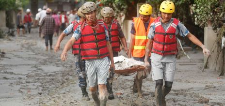 Continúa la búsqueda de supervivientes en la zona de la catástrofe. 