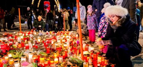 La gente rinde homenaje a las víctimas con flores y velas.