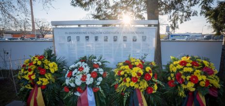 Colocação de coroa de flores no cemitério principal, em memória do aniversário do atentado em Hanau.