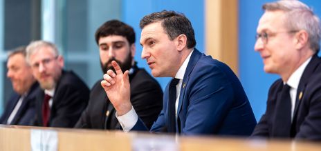 Le ministre canadien du Numérique Evan Solomon et le ministre allemand du Numérique Karsten Wildberger lors d’une conférence de presse à Berlin.