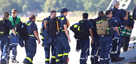 Los efectivos de la Agencia Federal alemana de Ayuda Técnica suben a un avión de transporte.