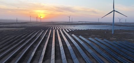 En una región desértica del norte de China se alza una gigantesca planta fotovoltaica.