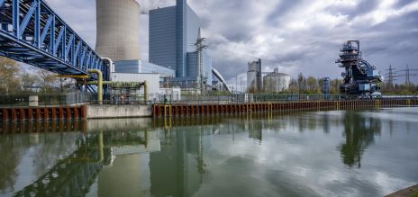 Una instalación industrial junto a un río