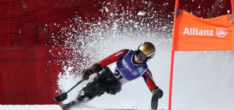 Anna-Lena Forster durante el descenso femenino en la categoría sentada del paraesquí alpino  