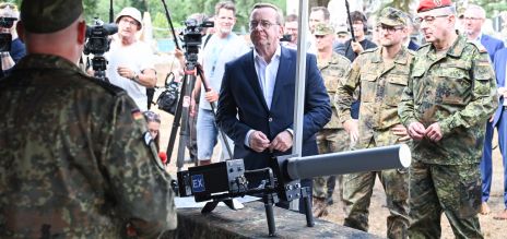 Defence Minister Pistorius (centre) orders drone regiment to be set up (archive image).