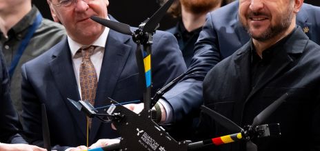 قام الرئيس الأوكراني زيلينسكي (لليمين) ووزير الدفاع بيستوريوس بزيارة شركة كوانتوم لتصنيع الطائرات بدون طيار في شباط/فبراير.