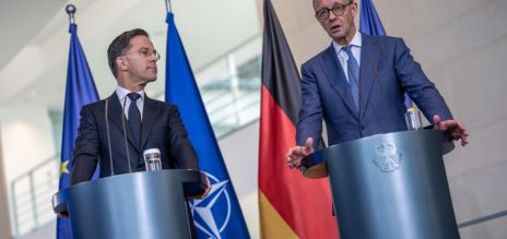 Friedrich Merz (dcha.) y Mark Rutte