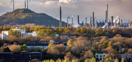 Paysage industriel avec des raffineries, de hautes cheminées et de la vapeur qui s’élève 
