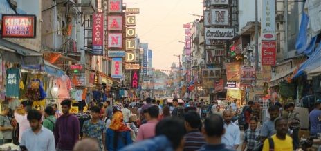 Des gens s’affairent dans la rue animée de Paharganj Market Street à Delhi