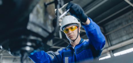 Un ouvrier sur une machine de commande dans un atelier industriel