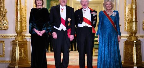 Le président fédéral Steinmeier (2e de g.) et son épouse Elke Büdenbender (g) avec le roi Charles III et la reine Camilla