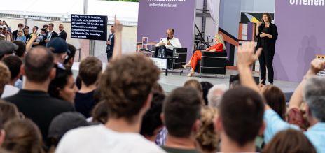 Lors de la Journée portes ouvertes du gouvernement allemand, de nombreuses personnes ont pu échanger avec le chancelier allemand Friedrich Merz.