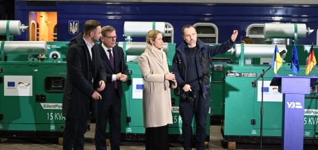 Foreign Minister Johann Wadephul and EU Representative for Foreign Affairs Kaja Kallas are handing over materials for the Ukrainian national railway.