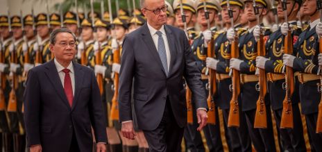China’s Prime Minister Li Qiang welcomes Federal Chancellor Friedrich Merz to Beijing with military honours.