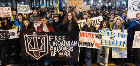 À la porte de Brandebourg, des milliers de manifestants réclament davantage de soutien pour l’Ukraine.