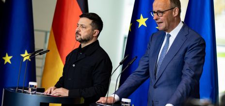 فولوديمير زيلينسكي (يسارًا) وفريدريش ميرتس