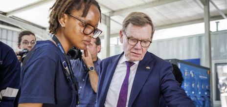 Foreign Minister Wadephul is talking to trainees at the Krones company in Kenya 