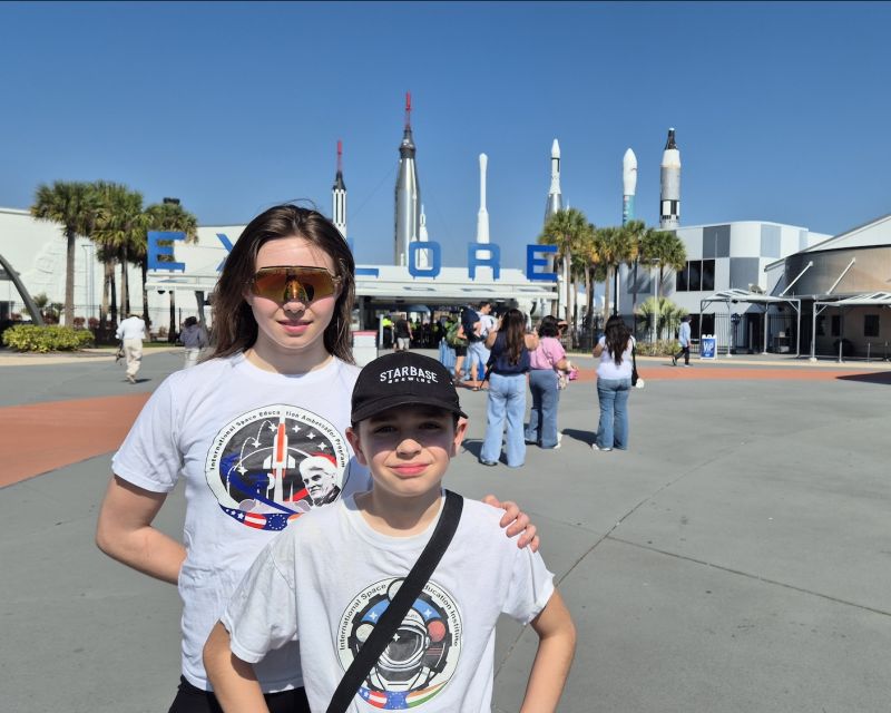 Cosma und ihr Bruder Jesco am Kennedy Space Center der NASA in den USA