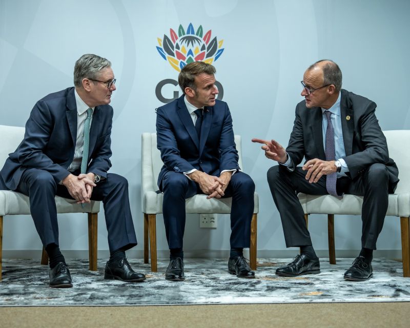 Die europäischen Staaten rücken näher zusammen. Hier Bundeskanzler Merz (r) mit Frankreichs Präsident Macron (M) und Großbritanniens Premierminister Starmer