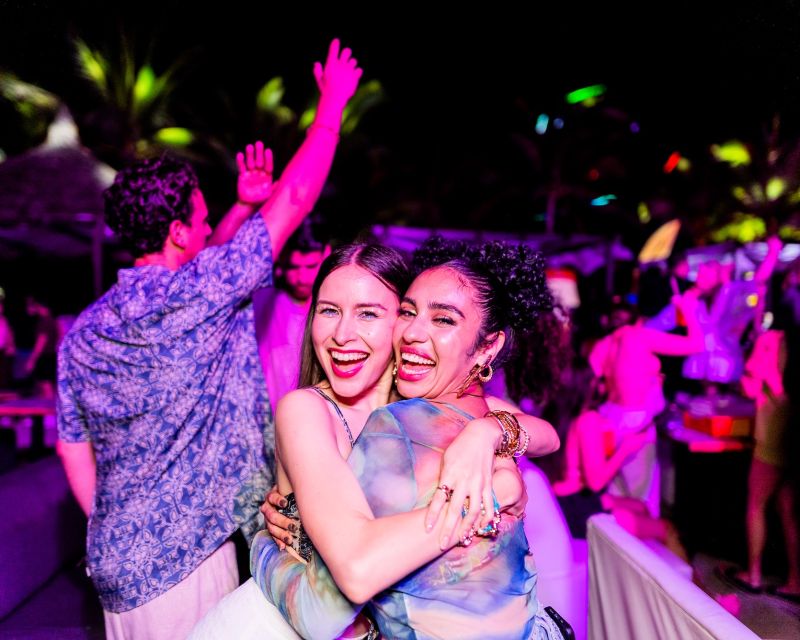 Tanzen und neue Leute kennen lernen macht glücklich.