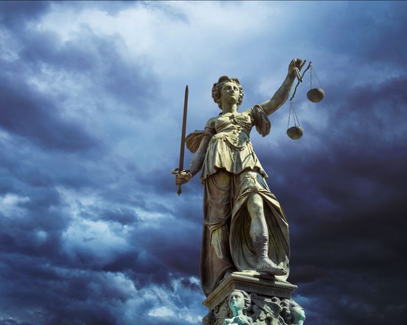 xxxEine Frauenskulptur mit Augenbinde und einer Waage in der Hand