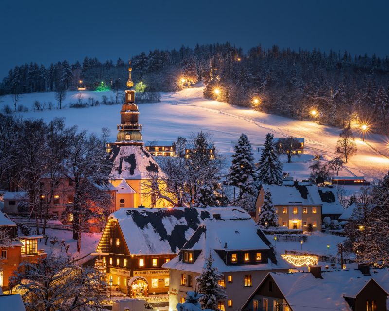 Weihnachten im Erzgebirge: An vielen Orten erinnern Bergparaden an die Bergbaukultur der Region.