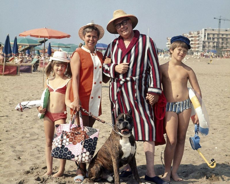 Eine Familie posiert für ein Foto am Strand.