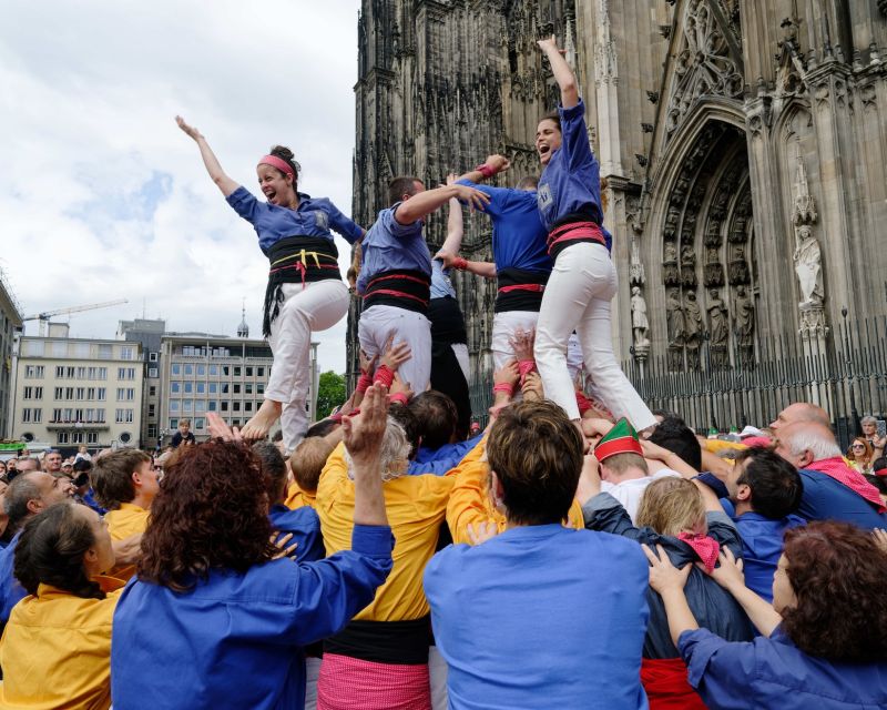 Menschenturmbauer aus Barcelona feiern im Jahr 2022 in Köln die Verbindung zwischen der spanischen und der deutschen Stadt.