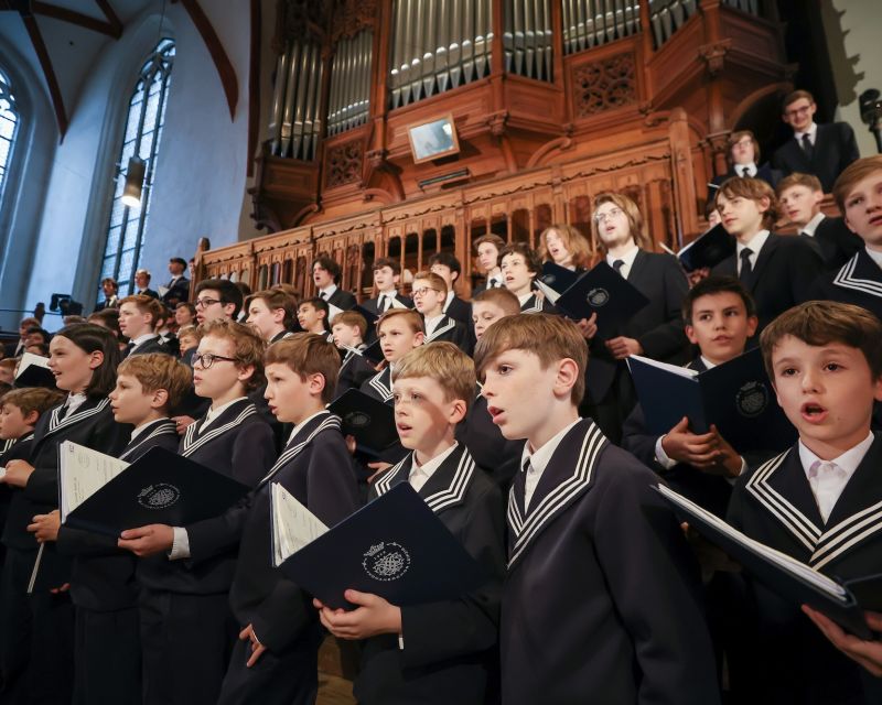 Der Thomanerchor singt in der Leipziger Thomaskirche. 