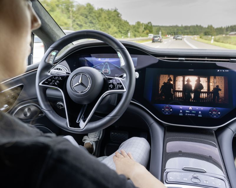 Mit dem Drive Pilot von Mercedes-Benz kann das Auto bis 95 km/h automatisiert fahren.