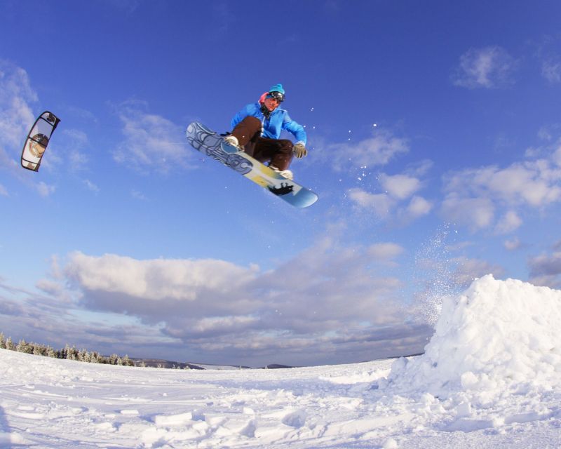 Tricks in windiger Höhe: ein Snowkiter an der Wasserkuppe in Hessen