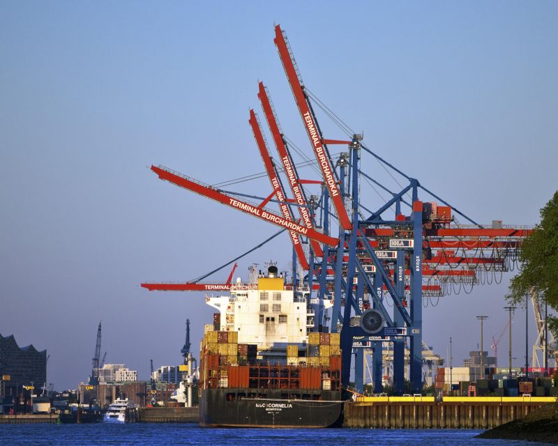 Ein Schiff hält vor Lastkränen am Hamburger Hafen