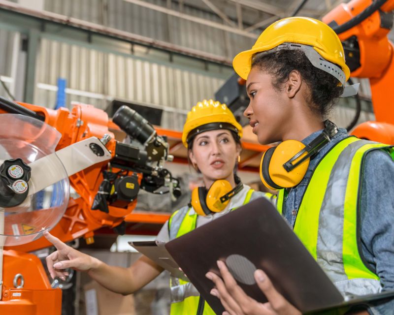 Auch Ingenieurinnen und Ingenieure werden in Deutschland gesucht. 