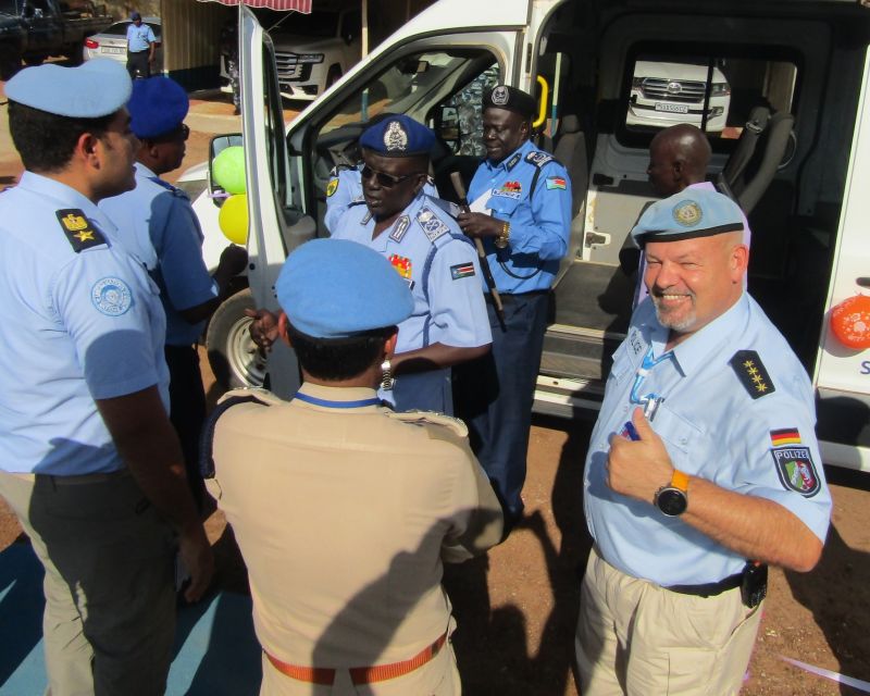 UNMISS Police Commissioner Meinolf Schlotmann (r.) bei der Übergabe eines Fahrzeugs an den South Sudan National Police Service 