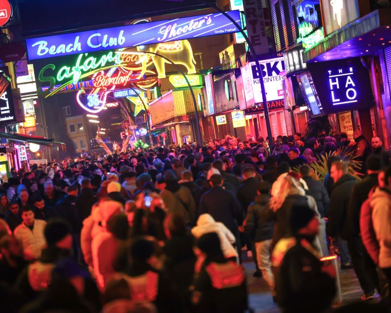 Ansicht der Reeperbahn in der Nacht. 